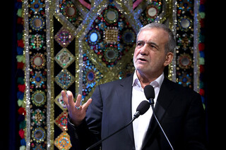 عکس| دیدار پزشکیان با صاحبخانه دوران جوانی