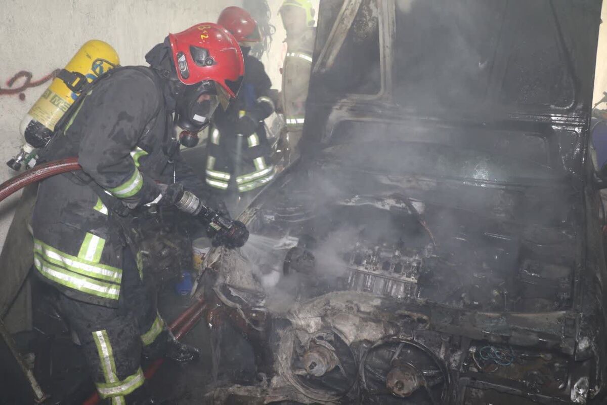 آتش سوزی خودرو در تعمیرگاه مکانیکی