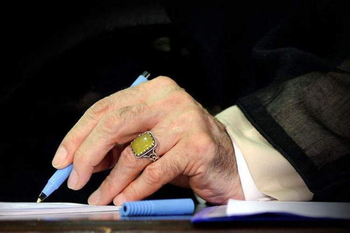 توئیت روسیِ حساب کاربری رهبر انقلاب در آستانهٔ سفر رئیس‌جمهوری به روسیه