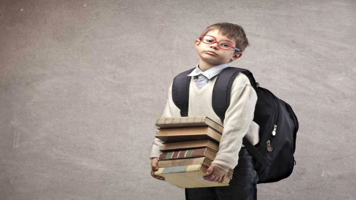 کتاب‌ها سنگین‌اند؛ بچه‌ها خسته
