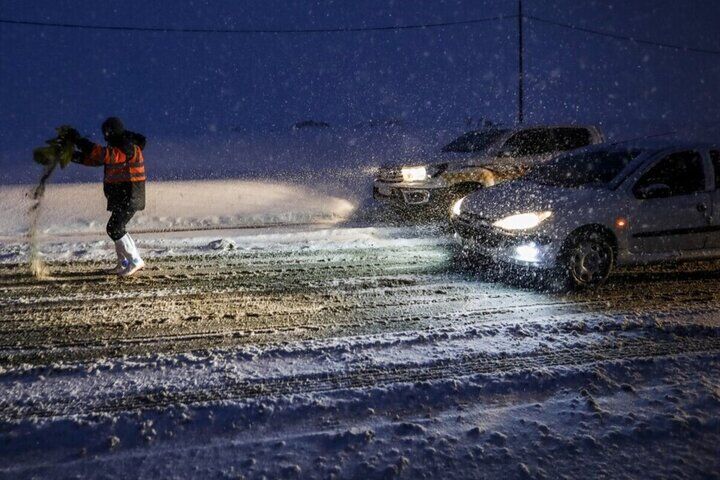 برف و باران مهمان شبانه جاده های خراسان رضوی است