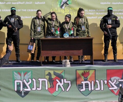 عکس| صهیونیسم پیروز نخواهد شد!/ بنر جالب در محل تحویل اسیران نظامی