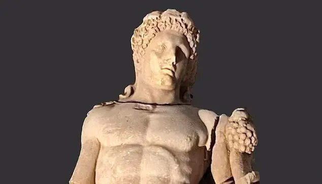 عکس| مجسمه‌ ۲ هزار ساله در یک کیسه زباله پیدا شد!