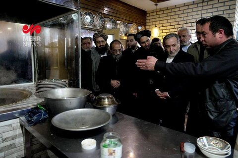 عکس| بازار گردی وزیر امور خارجه ایران در کابل