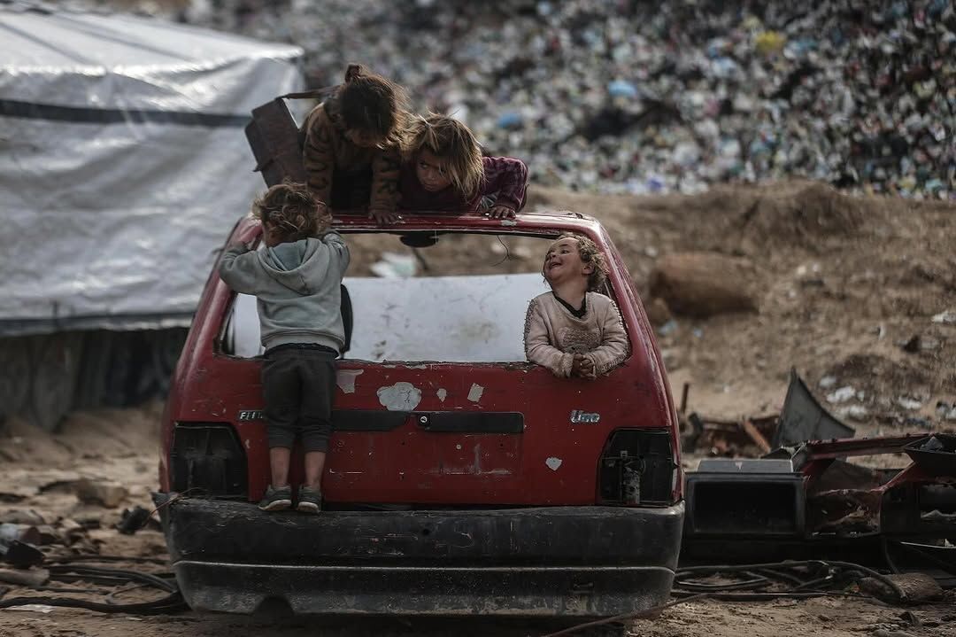 عکس| بازی کودکان در میانه جنگ و آوارگی