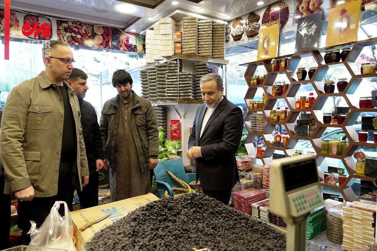 عکس| بازار گردی وزیر امور خارجه ایران در کابل