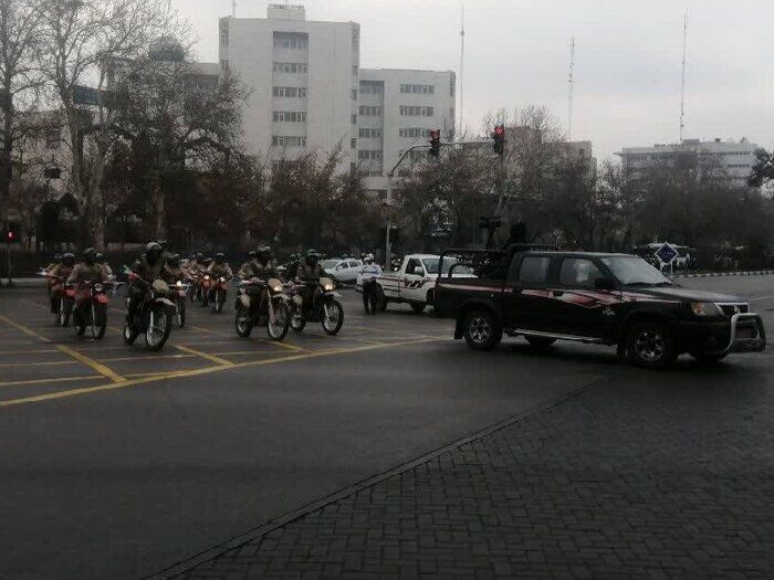 همزمان با فرارسیدن دهه فجر؛ ستون موتوری یگانهای نظامی و انتظامی در مشهد رژه رفتند