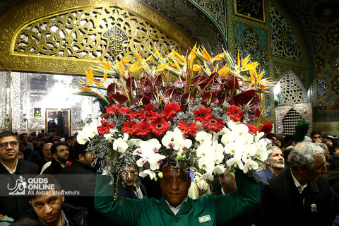 تعویض گل‌های ضریح حرم مطهر امام رضا (ع)
