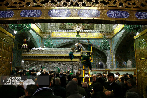 تعویض گل‌های ضریح حرم مطهر امام رضا (ع)