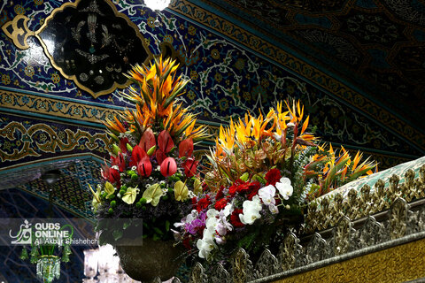 تعویض گل‌های ضریح حرم مطهر امام رضا (ع)