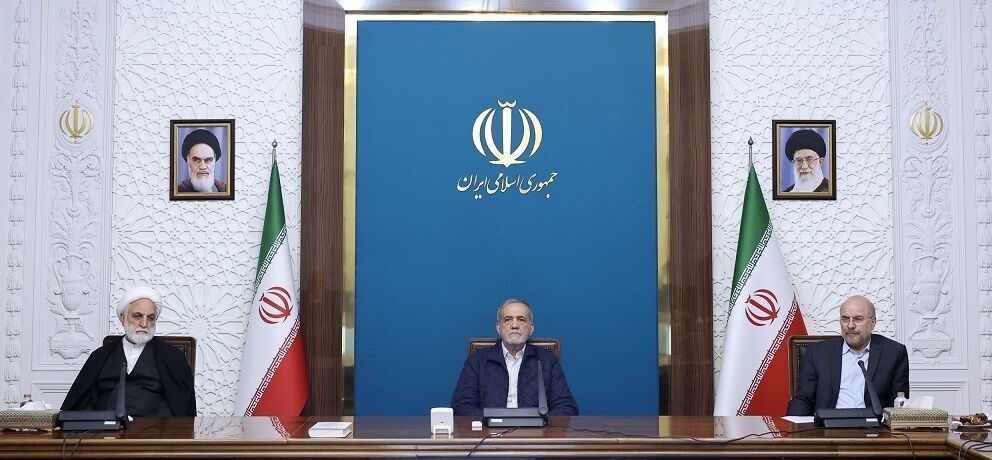 پزشکیان: همه باید خدمتگزار مردم باشیم/ ضرورت اجتناب از هرحرکتی که مردم را عصبانی می‌کند
