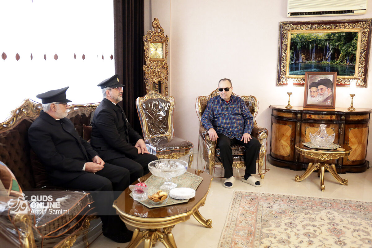 تمام قد ایستاده در برابر جانبازان وطن