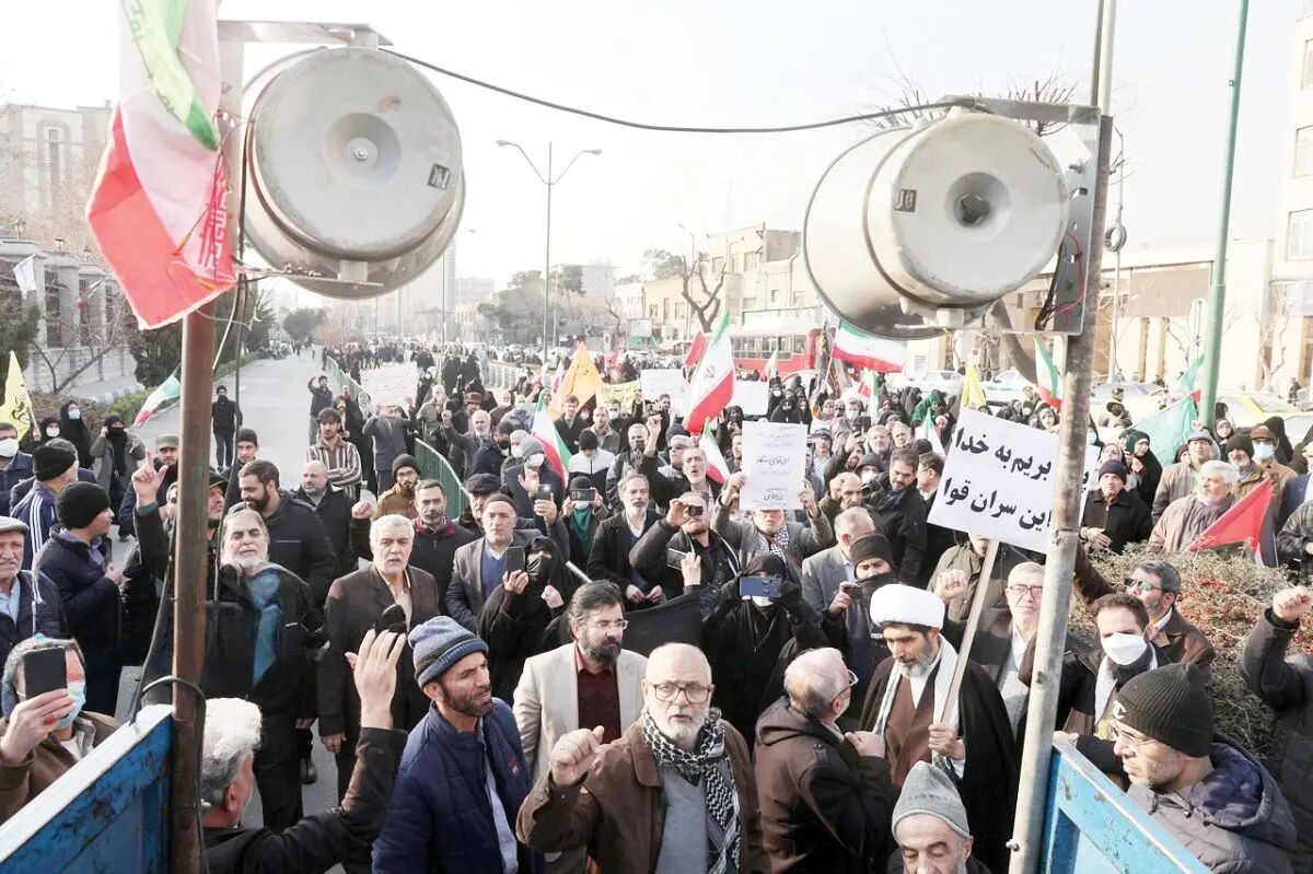 واکنش روزنامه هم‌میهن به تجمع تندروها علیه سران قوا/ این حملات بخشی از یک بازی سیاسی است
