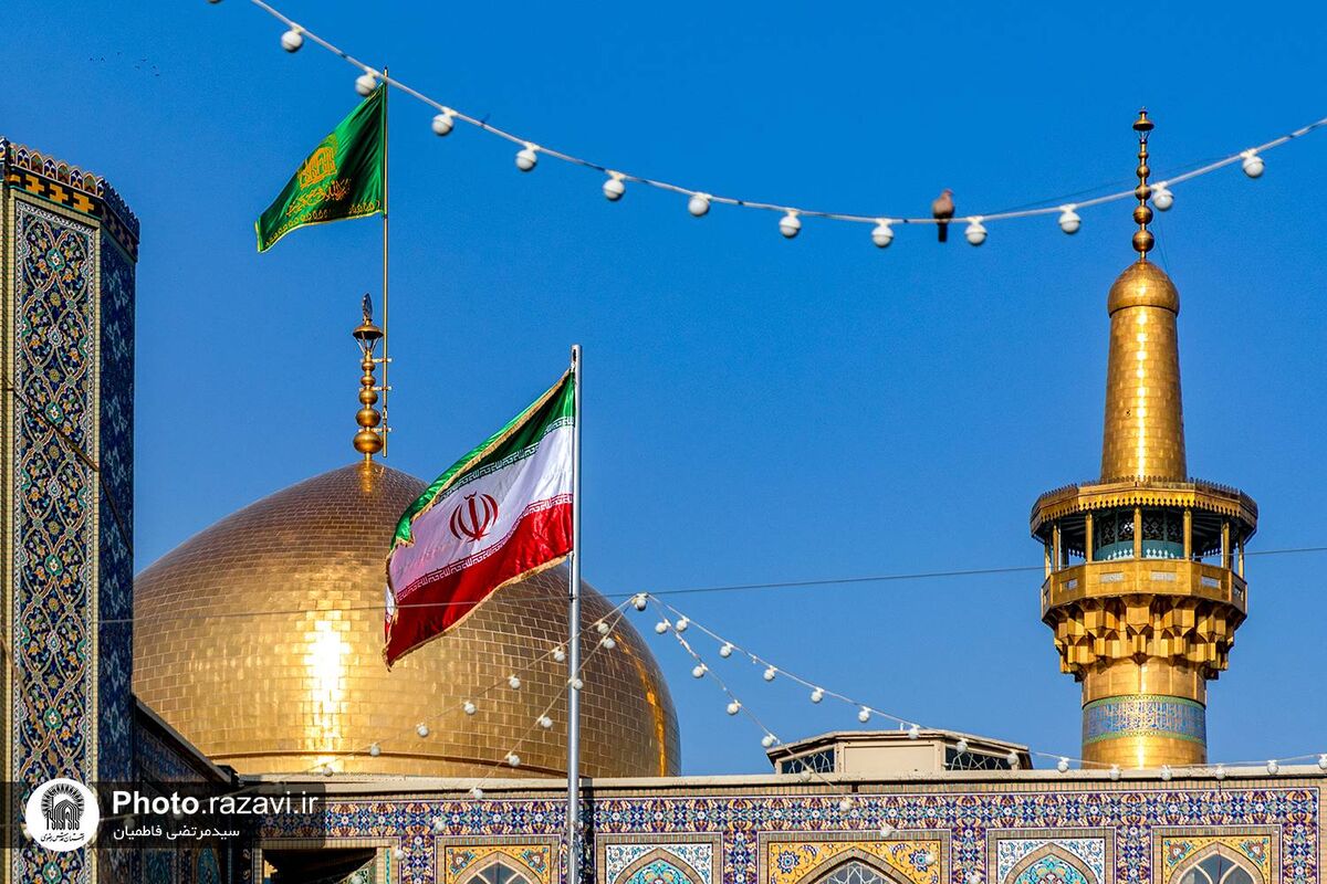 نصب پرچم مقدس جمهوری اسلامی ایران در ایوان صحن آزادی به مناسبت ۲۲ بهمن