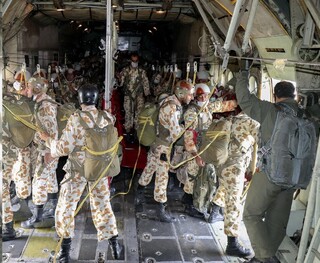 اجرای عملیات چتربازان نیروهای مسلح در روز ۲۲ بهمن