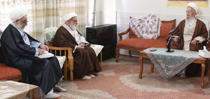 آیت‌الله العظمی مکارم شیرازی: حوزه علمیه تا جای ممکن باید روش سنتی خود را حفظ کند