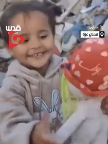 عکس | خوشحالی جالب دخترک غزه‌ای پس از پیدا کردن اسباب‌ بازی‌اش در میان آوارها
