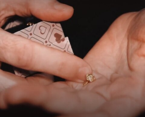 عکس| گوشوارههایی که گردانهای قسام به دختر اسیر آمریکایی ـ اسرائیلی، هدیه دادند