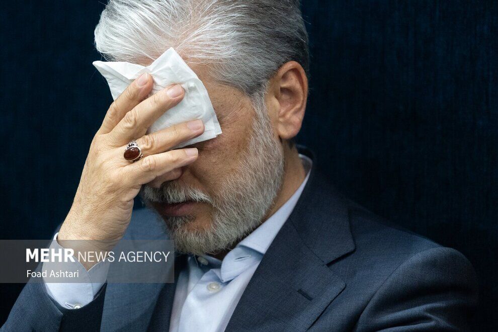 عکس| وزیر علوم در سوگ امیرمحمد خالقی، دانشجوی دانشگاه تهران