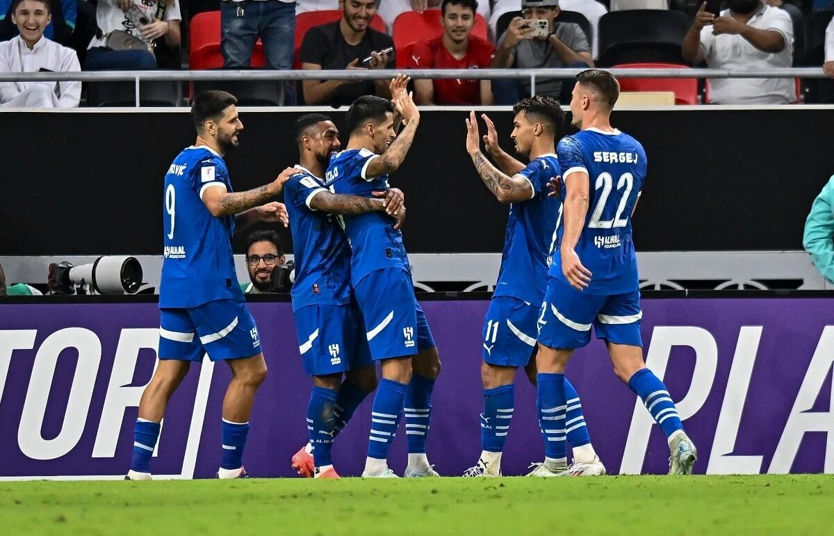 عکس | بازیکن الهلال به سبک رونالدو از زمین خارج شد