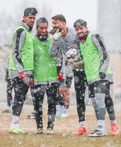 عکس | قابی از تمرین بازیکنان تراکتور در هوای برفی تبریز