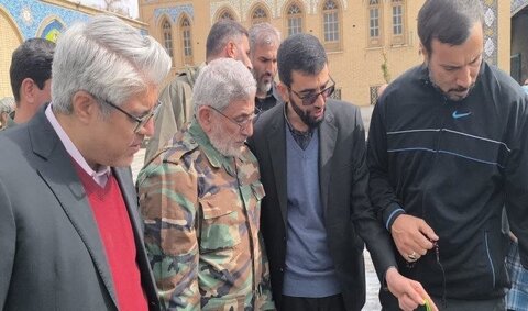 عکس | سردار قاآنی با لباس چریکی بر سر مزار شهدا حاضر شد