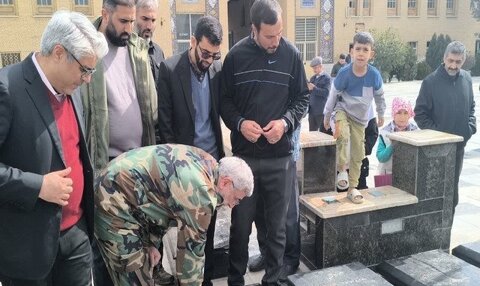 عکس | سردار قاآنی با لباس چریکی بر سر مزار شهدا حاضر شد