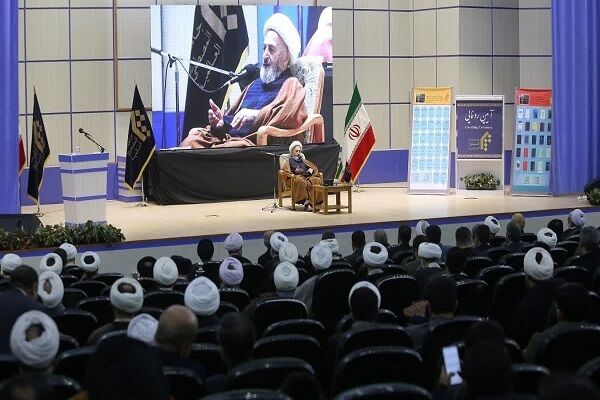 آیت‌الله العظمی سبحانی: ندای تشیع به وسیله افراد آگاه به جهان می‌رسد