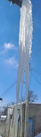 عکس | تصویر جالب از قندیل یخی ۶ متری در مرند