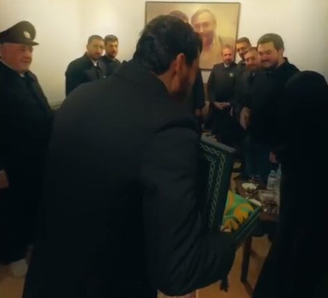 عکس | حضور خادمان حرم مطهر رضوی در منزل شهید عماد مغنیه