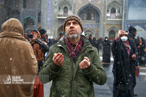 بارش برف در حرم مطهر رضوی