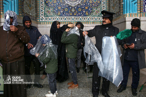 بارش برف در حرم مطهر رضوی