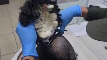 عکس | تصویری عجیب از مردی که بستههای کوکائین را در کلاه گیسش جاساز کرده بود