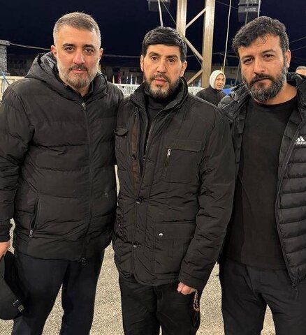 عکس | تصویر یادگاری محمدحسین پویانفر و سیدامیر حسینی با ابوعلی، محافظ شهید نصرالله