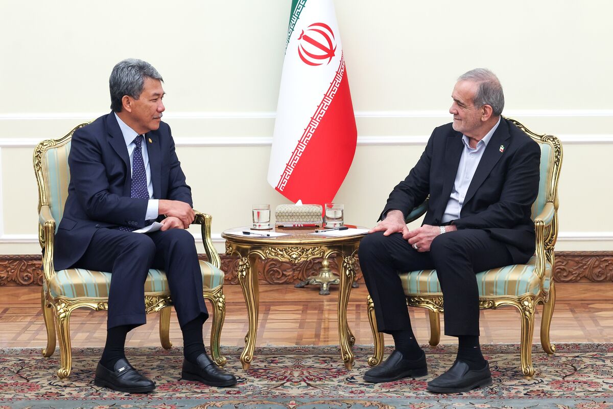 پزشکیان در دیدار وزیر امور خارجه مالزی:  استفاده از ظرفیت کمیسیون مشترک برای تسهیل تبادلات دائمی ایران و مالزی ضروری است