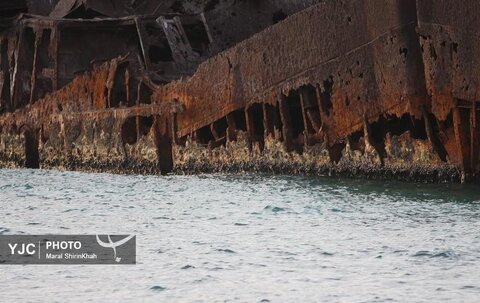 عکس | کشتی یونانی در آستانه فروپاشی