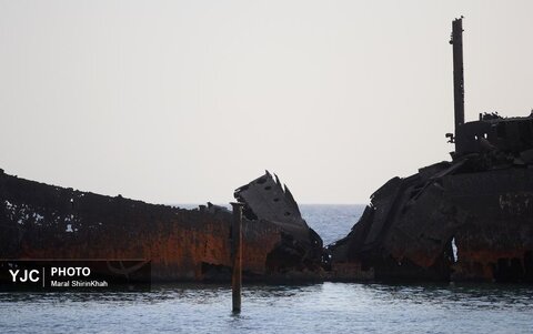 عکس | کشتی یونانی در آستانه فروپاشی