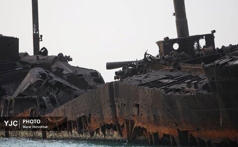 عکس | کشتی یونانی در آستانه فروپاشی