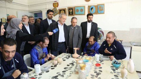 عکس | بازدید پزشکیان از یک مرکز خیریه و نیکوکاری