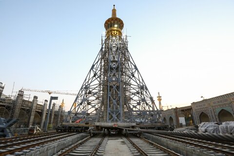 گلدسته ۴۰ ساله صحن جمهوری اسلامی حرم مطهر رضوی جابجا شد