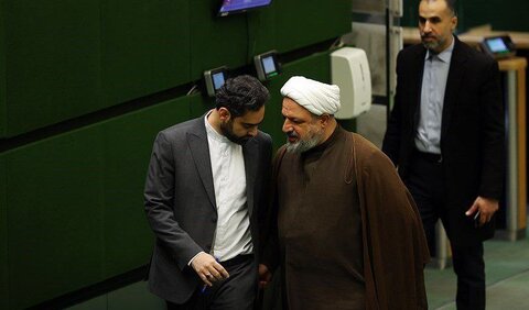 عکس | تصاویری از حواشی جلسه علنی استیضاح همتی در مجلس
