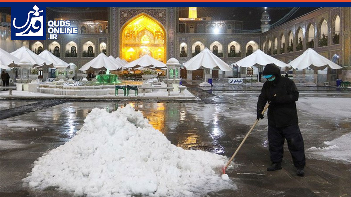 فیلم | لحظاتی زیبا از برف‌روبی خادمان در صحن و سرای امام رضا علیه‌السلام