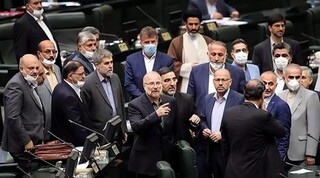 کنایه تند روزنامه اصلاح‌طلب به اصولگرایان مجلس/جریان سوپرانقلابی با حذف همتی می‌خواهد مشکلات ارزی را تشدید کند!