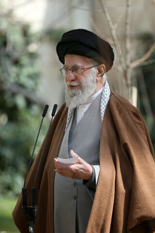 کاشت نهال در روز درختکاری توسط رهبر معظم انقلاب