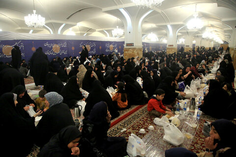 ضیافت افطاری در حرم مطهر رضوی