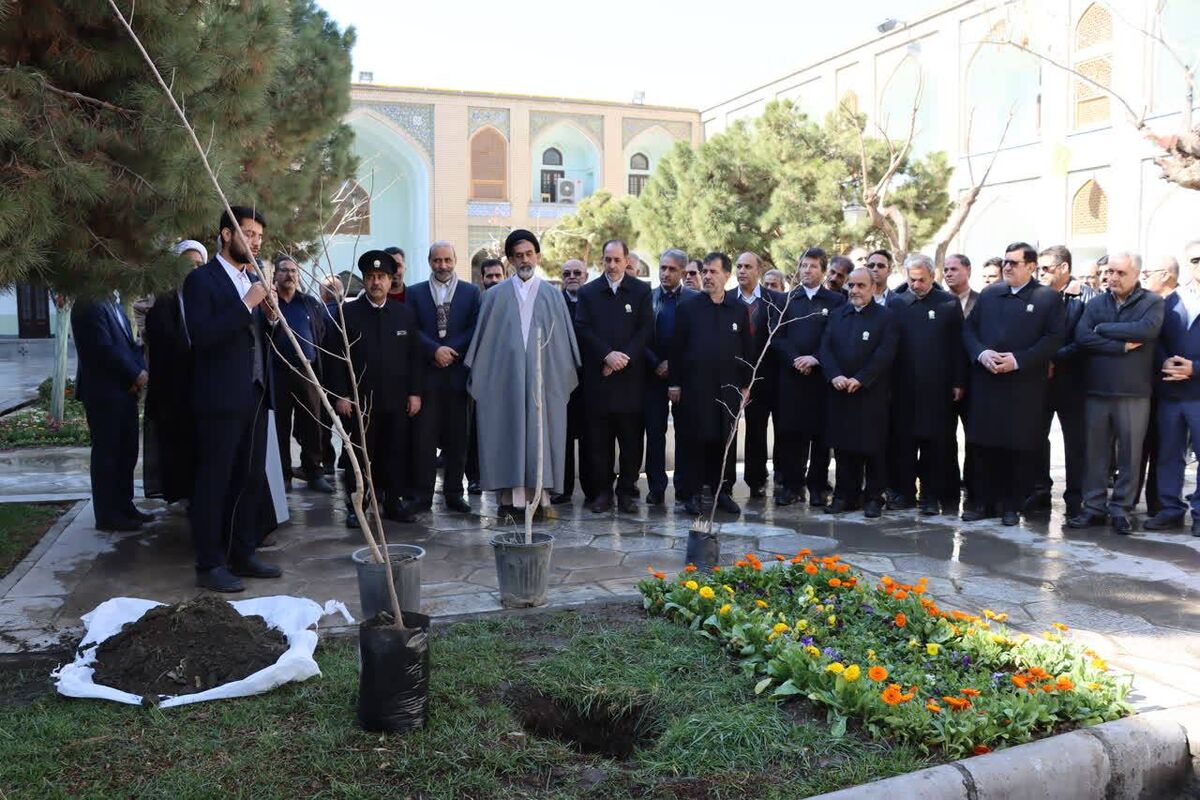 کاشت نهال در مدرسه عالی فقاهت به مناسبت روز درختکاری