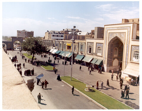 طرح و نمای بست بالا خیابان ( خیابان آیت الله شیرازی) و بست پایین خیابان(شهید نواب صفوی) که مربوط به سال 1352 شمسی که توسط علی اصغر ناصری مهر اولین کارمند عکاس رسمی آستان قدس تهیه شده است.