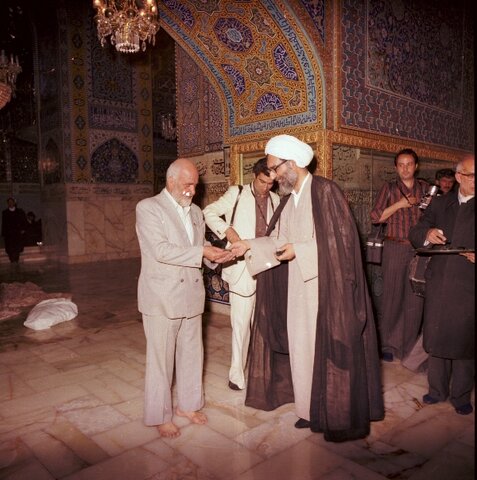 عکس مربوط به مراسم اولین غبار روبی ضریح مطهر حرم امام رضا(ع) در دوران انقلاب اسلامی که توسط محمد امامی عکاس آستان قدس رضوی در تاریخ اسفند 1358 گرفته شده است که این مراسم با حضور آیت الله طبسی تولیت آستان و گروهی از رجال آستان قدس رضوی گرفته شده است.