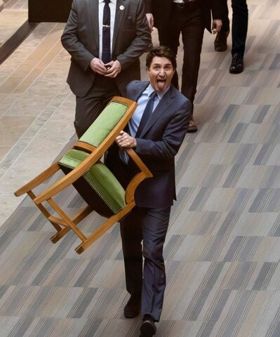 عکس | زبان درازی جاستین ترودو در یک جلسه رسمی!/ نخست وزیر سابق کانادا بازهم سوژه رسانهها شد