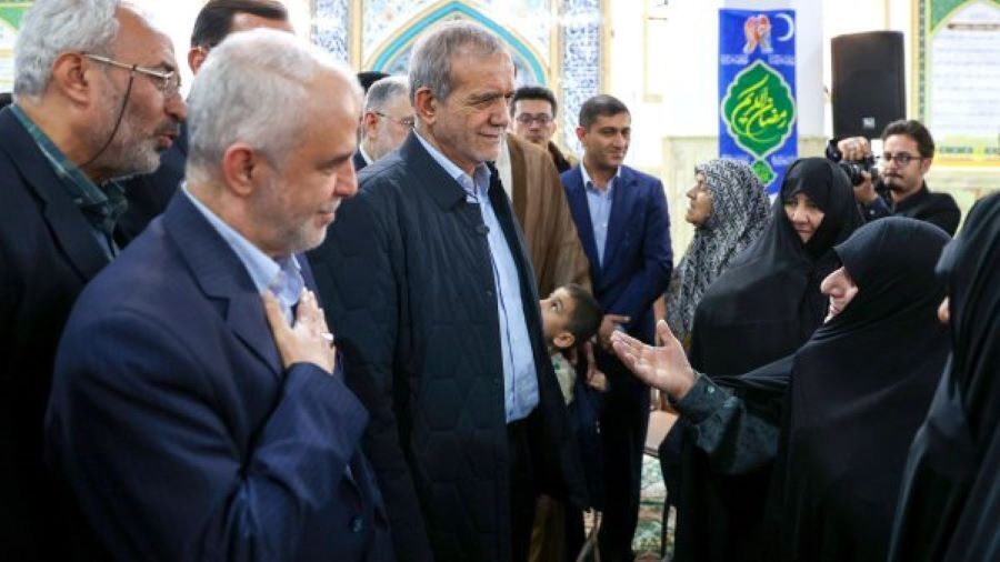 پزشکیان در دیدار با خانواده‌های شهدا: امروز کسی حرف خوب بدون عمل را از ما قبول نمی‌کند